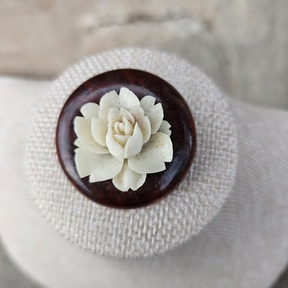 Jewelry - Vintage Floral Brooch Pin Brown Cream 3D Women's Accessory